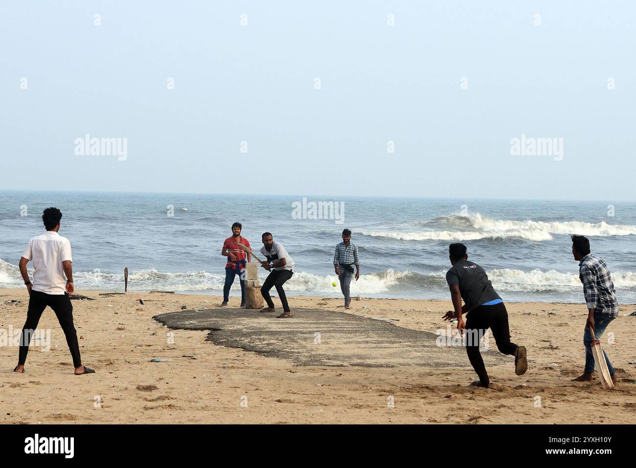 Cricket giocato a Marina Beach a Chennai, Tamil Nadu, India Foto Stock