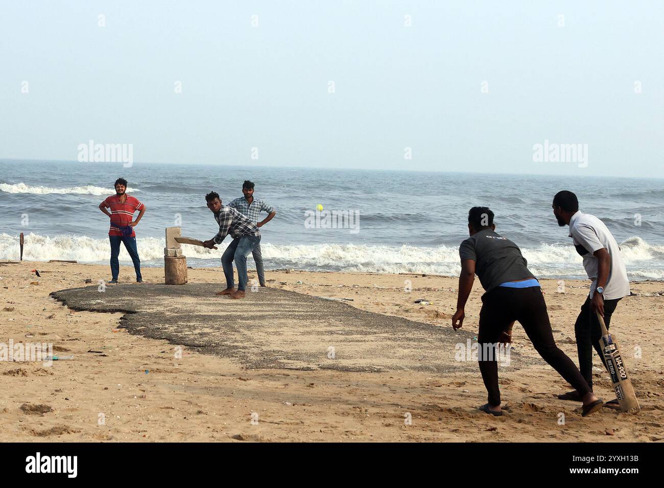 Cricket giocato a Marina Beach a Chennai, Tamil Nadu, India Foto Stock
