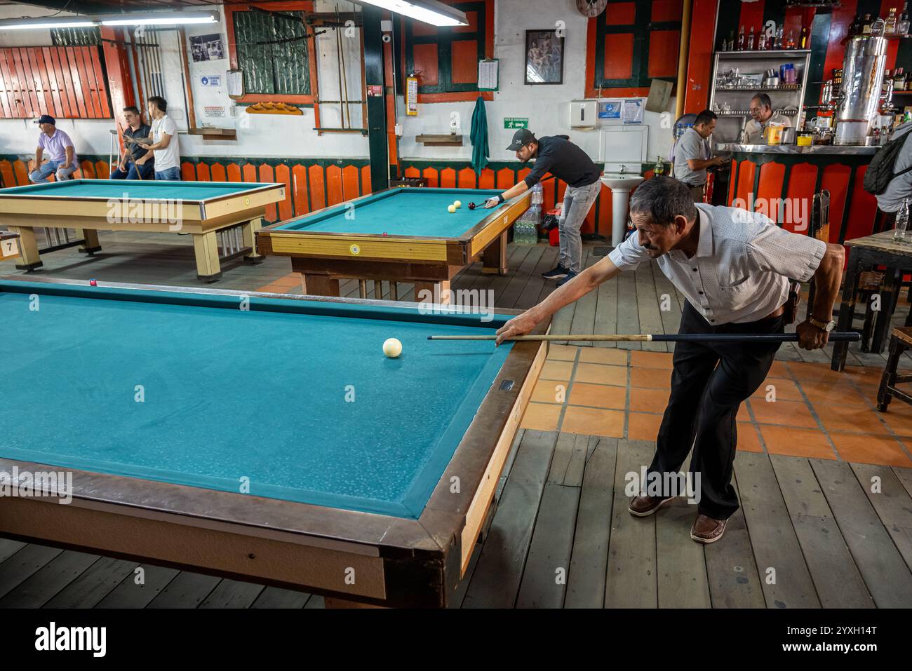 13 luglio 2023: Pool Players Inside Billiard Hall, Salento, Colombia Foto Stock