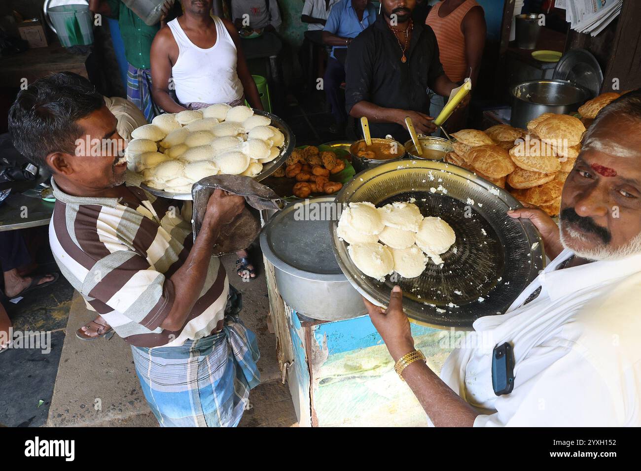 Venditore con un vassoio di bevande in una bancarella di cibo nel quartiere George Town di Chennai, Tamil Nadu, India Foto Stock