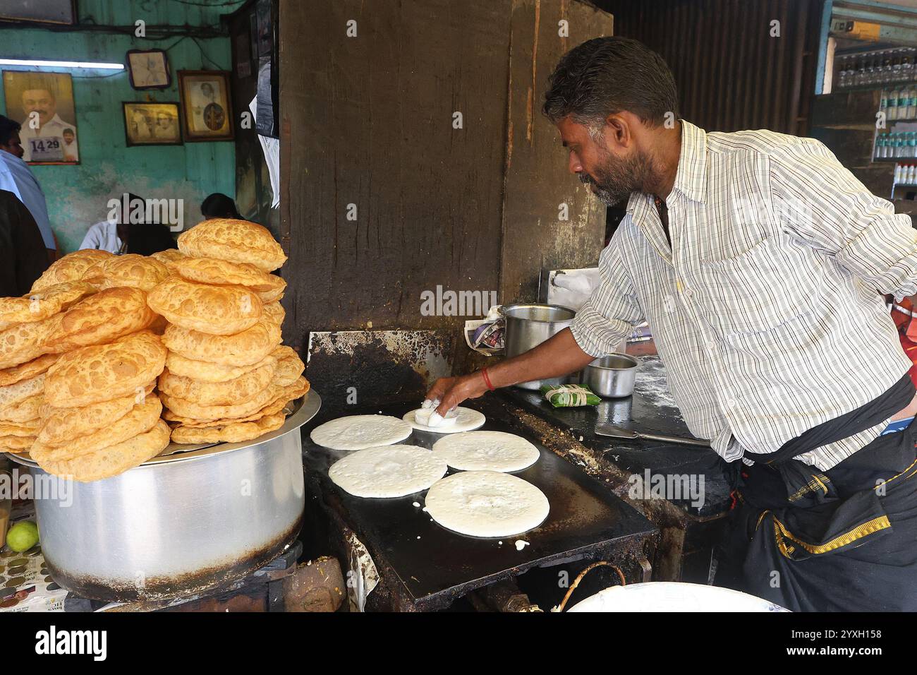 Dosa di vendita di strada nel quartiere George Town di Chennai, Tamil Nadu, India Foto Stock