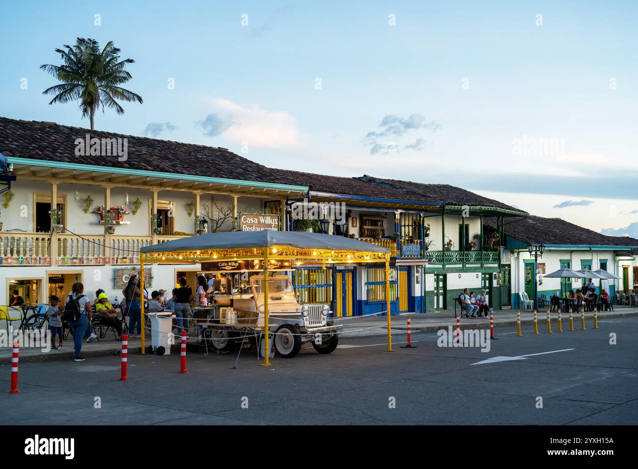 13 luglio 2023: Food Cart e Evening Lights, Salento, Colombia Foto Stock
