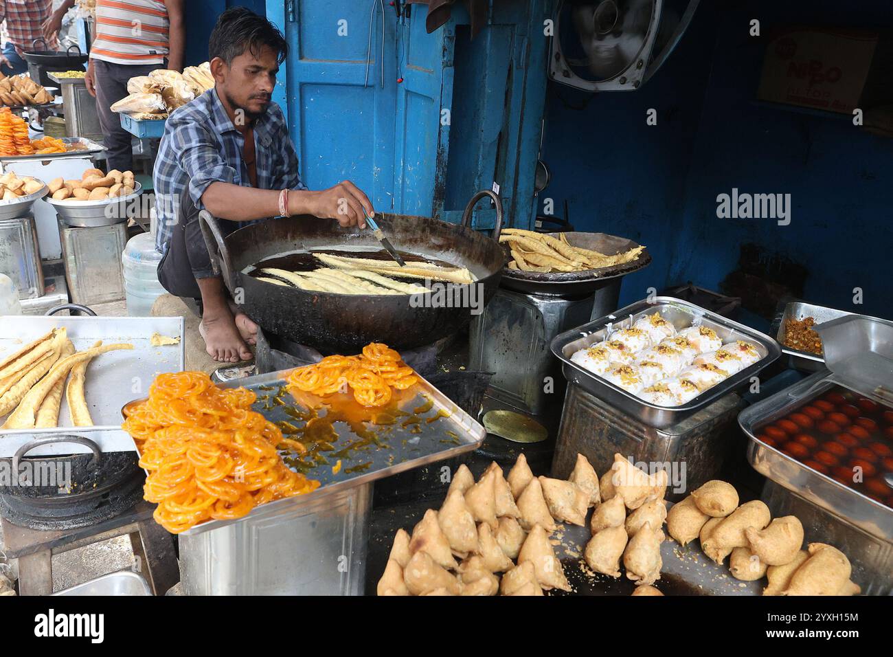 Pakoda con il nastro fritto da un venditore in un chiosco di cibo nel quartiere George Town di Chennai, Tamil Nadu, India Foto Stock