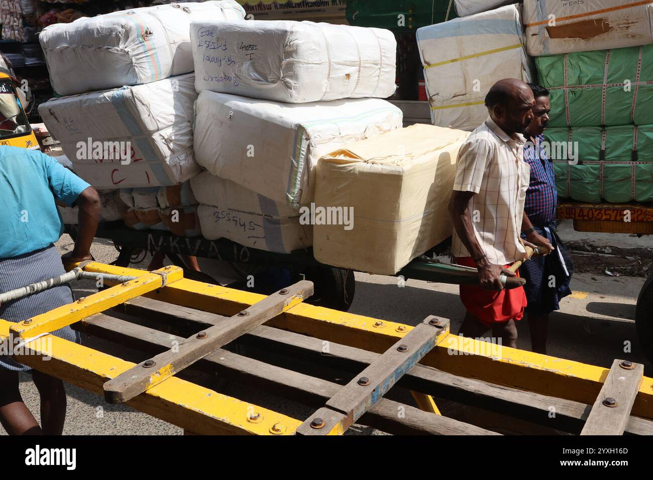 Refrigerazioni che trasportano merci su un carrello a mano nel distretto di George Town di Chennai, Tamil Nadu, India Foto Stock