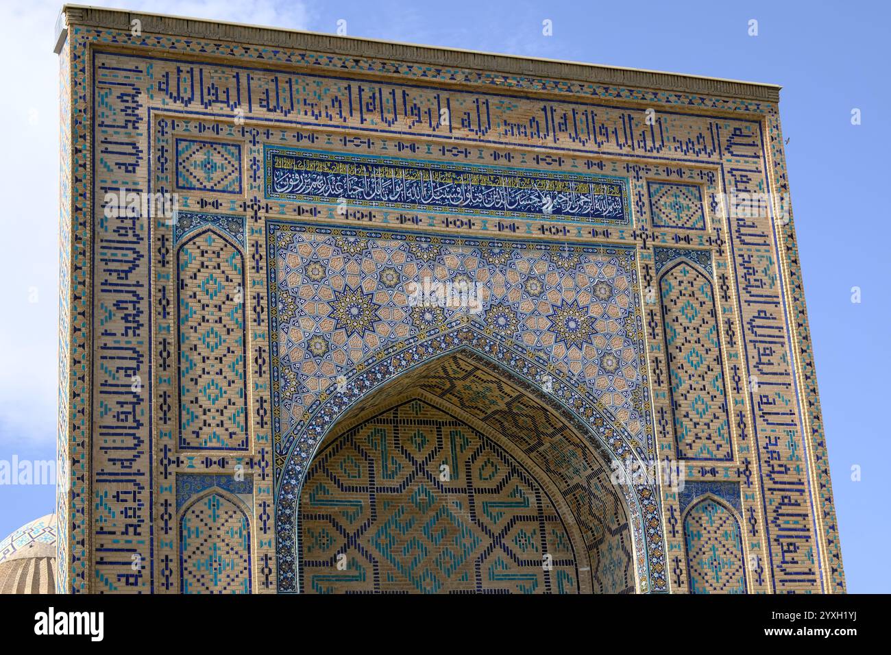Necropoli di Shah-i-Zinda (una collezione di mausolei) nell'antica città della via della seta di Samarcanda, Uzbekistan. Foto Stock