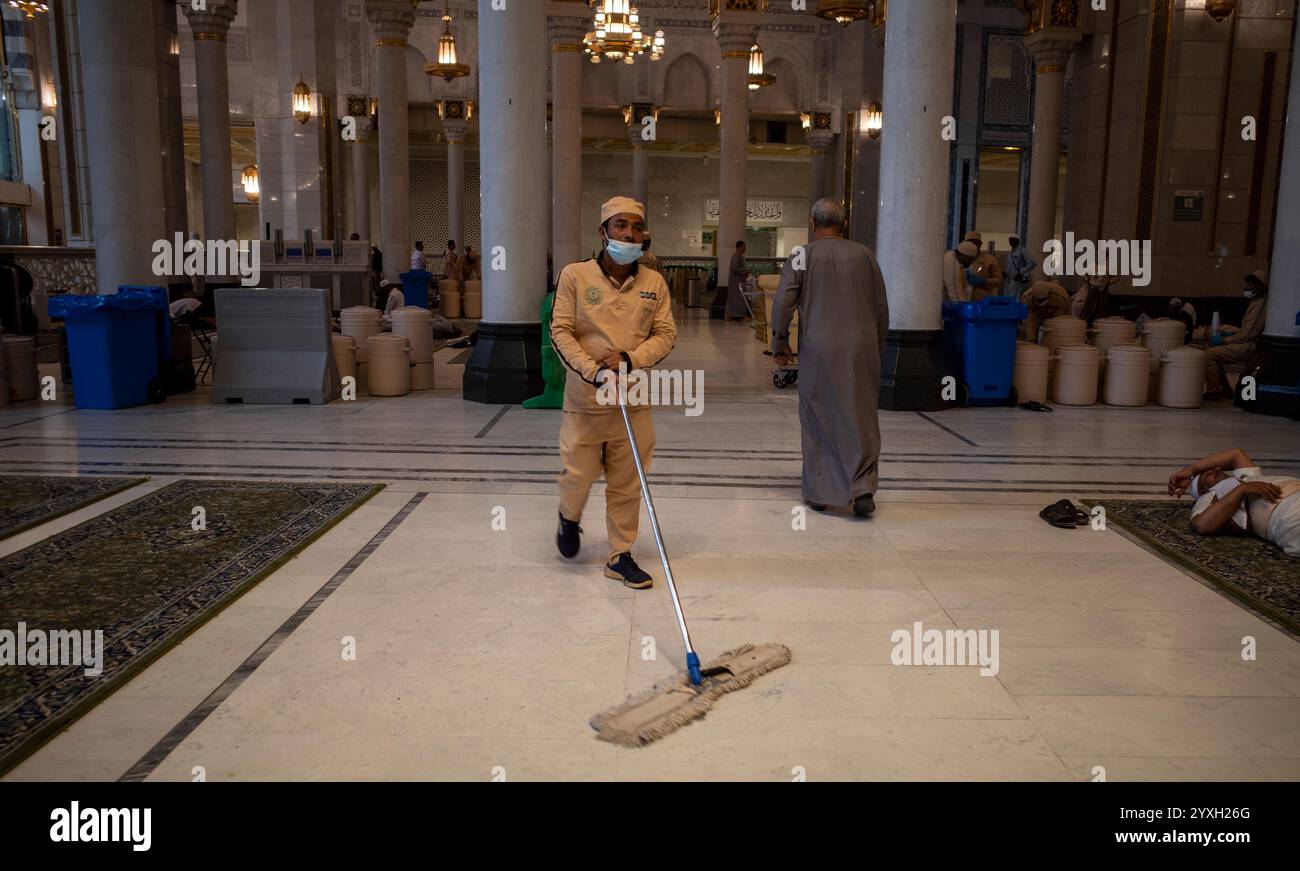 Mecca, Arabia Saudita - 4 giugno 2024: Arabia Saudita Cleaning Service Men nella Moschea di al Haram, Mecca, Arabia Saudita. Hajj 2024. Foto Stock