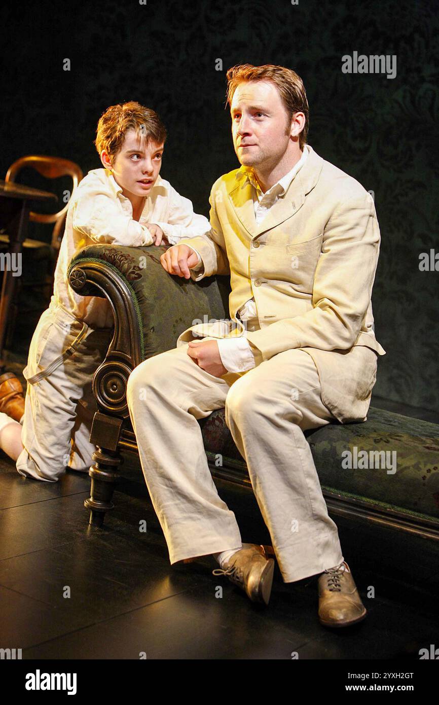 l-r: Thomas Grant (Archie), Peter McDonald (Richard Rowan) in ESILIATI di James Joyce al Cottesloe Theatre, National Theatre (NT), Londra SE1 02/08/2006 progetto: Hildegard Bechtler illuminazione: Peter Mumford regista: James Macdonald Foto Stock