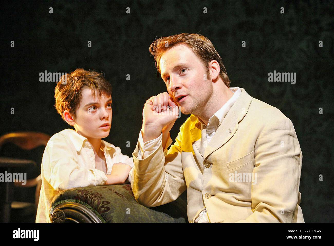 l-r: Thomas Grant (Archie), Peter McDonald (Richard Rowan) in ESILIATI di James Joyce al Cottesloe Theatre, National Theatre (NT), Londra SE1 02/08/2006 progetto: Hildegard Bechtler illuminazione: Peter Mumford regista: James Macdonald Foto Stock