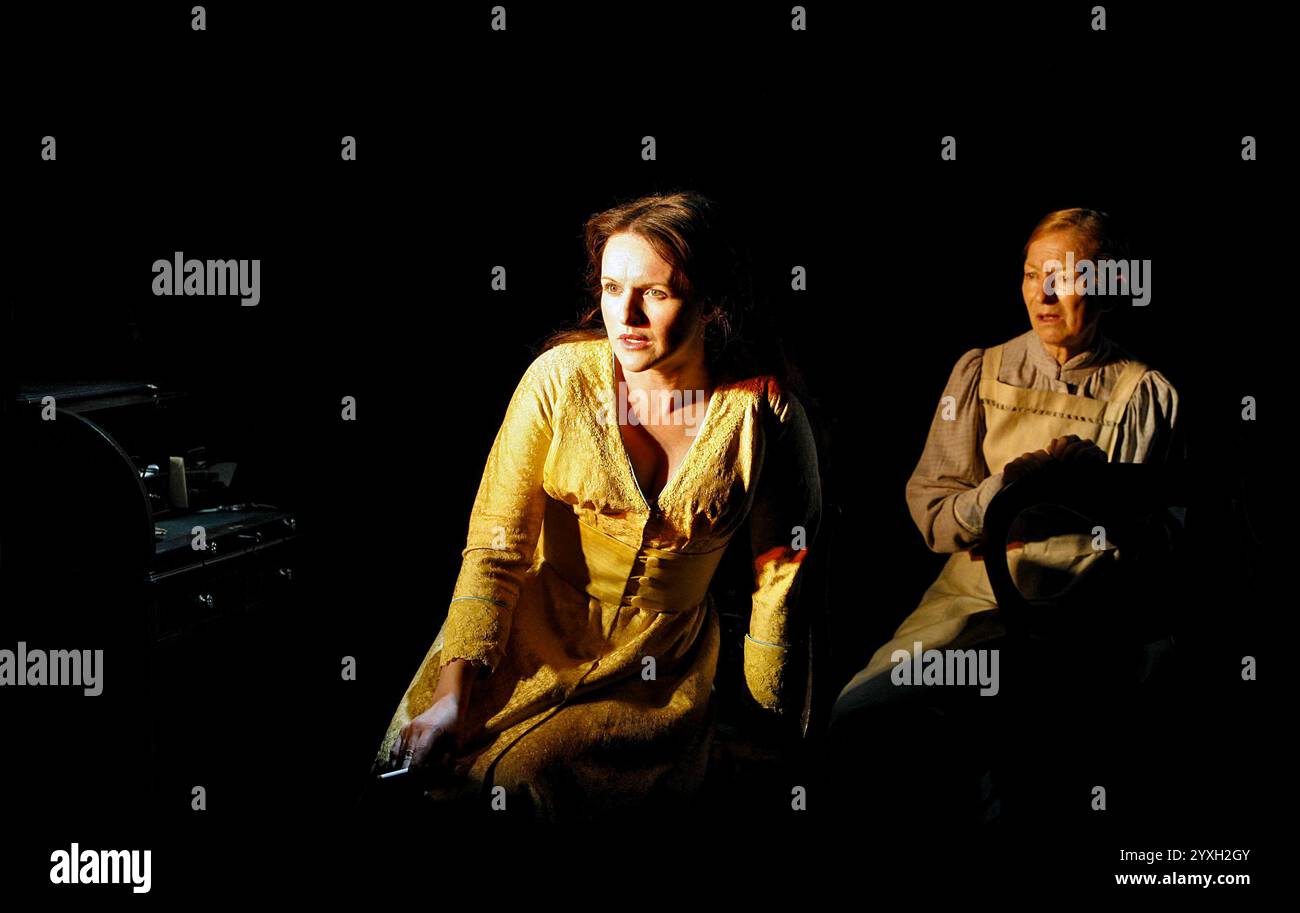 l-r: Dervla Kirwan (Bertha), Aine Ni Mhuiri (Brigid) in ESILIO di James Joyce al Cottesloe Theatre, National Theatre (NT), Londra SE1 02/08/2006 design: Hildegard Bechtler illuminazione: Peter Mumford regista: James Macdonald Foto Stock