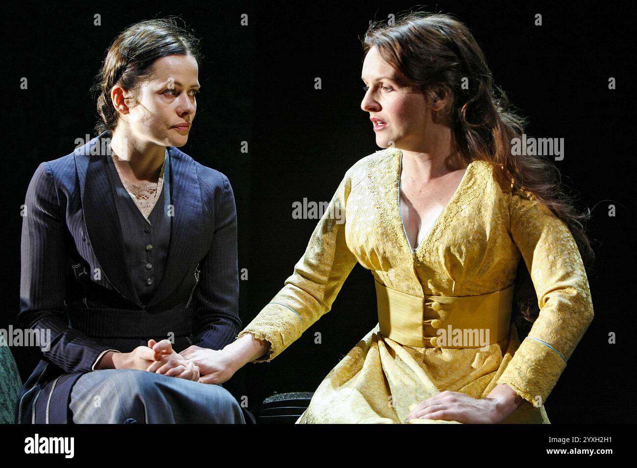 l-r: Marcella Plunkett (Beatrice Justice), Dervla Kirwan (Bertha) in ESILIATI di James Joyce al Cottesloe Theatre, National Theatre (NT), Londra SE1 02/08/2006 design: Hildegard Bechtler illuminazione: Peter Mumford regista: James Macdonald Foto Stock