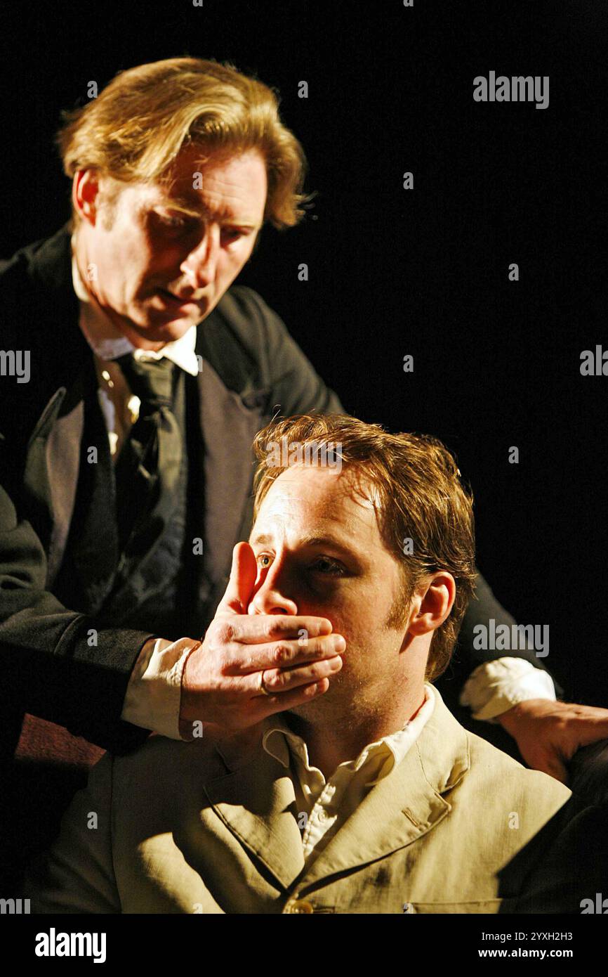 l-r: Adrian Dunbar (Robert Hand), Peter McDonald (Richard Rowan) in ESILIATI di James Joyce al Cottesloe Theatre, National Theatre (NT), Londra SE1 02/08/2006 design: Hildegard Bechtler illuminazione: Peter Mumford regista: James Macdonald Foto Stock