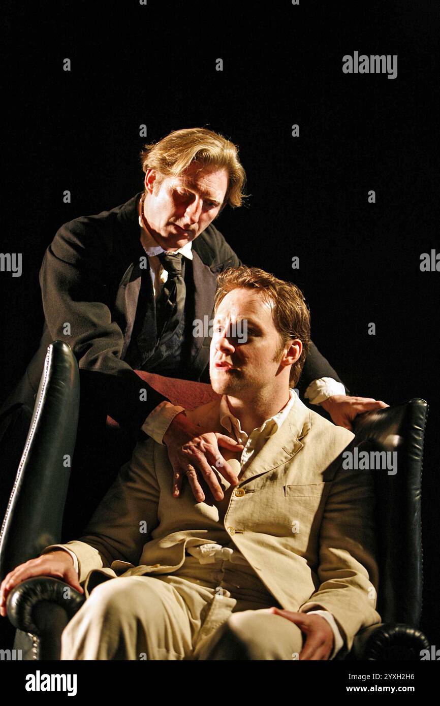 l-r: Adrian Dunbar (Robert Hand), Peter McDonald (Richard Rowan) in ESILIATI di James Joyce al Cottesloe Theatre, National Theatre (NT), Londra SE1 02/08/2006 design: Hildegard Bechtler illuminazione: Peter Mumford regista: James Macdonald Foto Stock