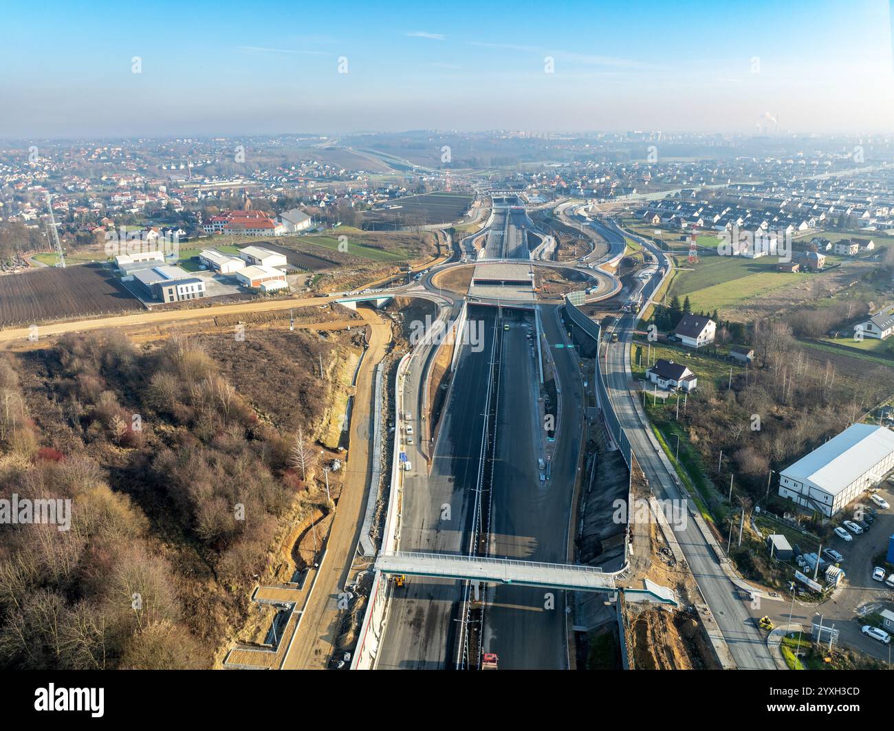 Nuova parte nord della tangenziale intorno a Cracovia in costruzione. Frammento di S52 che unisce A4 con S7. Incrocio Zielonki con tunnel e traffico c Foto Stock