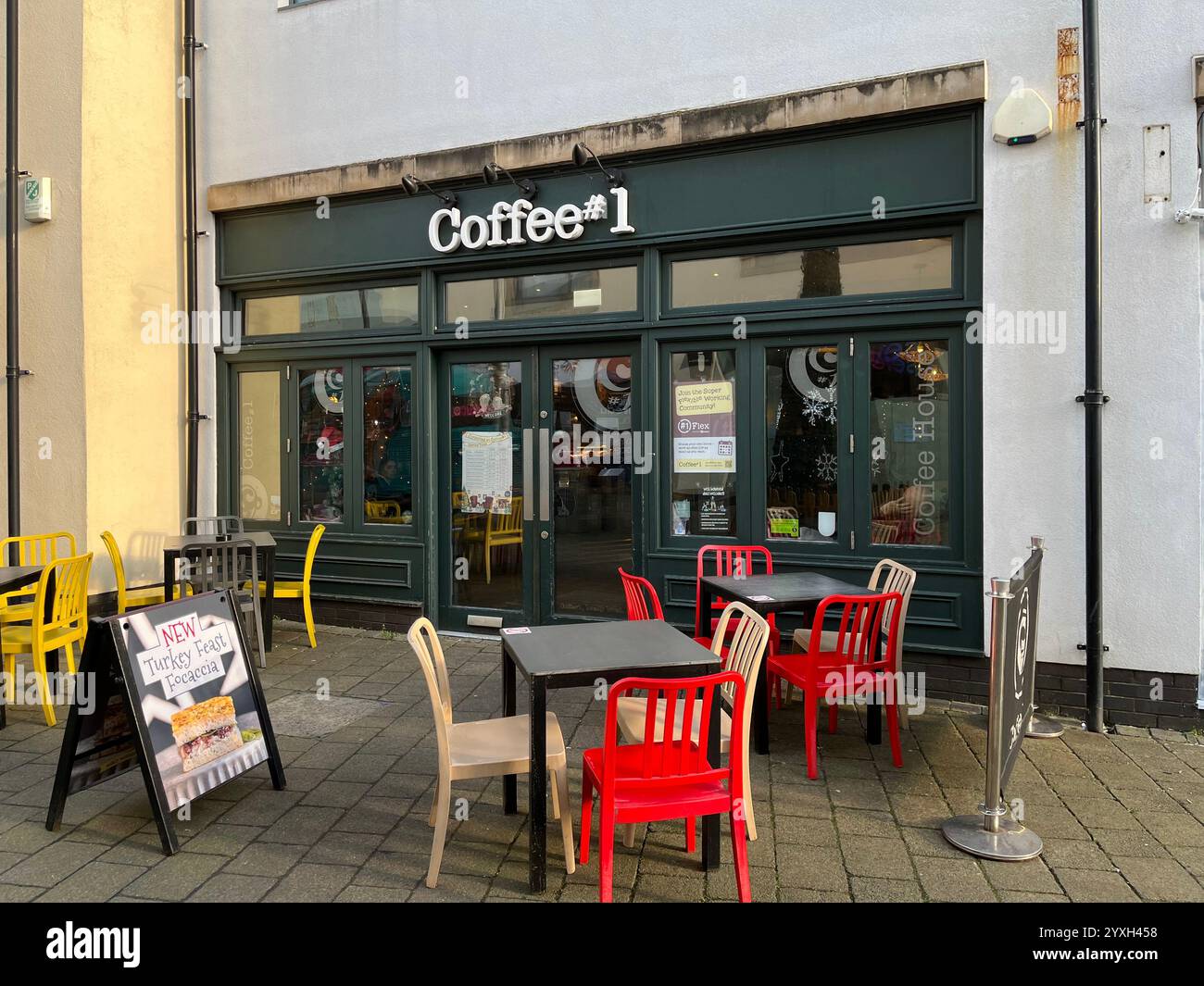 Caffè n. 1 sulla passeggiata di Santa Caterina. Carmarthen, Galles, Regno Unito. 11 dicembre 2024. - Immagine stock catturata con smartphone