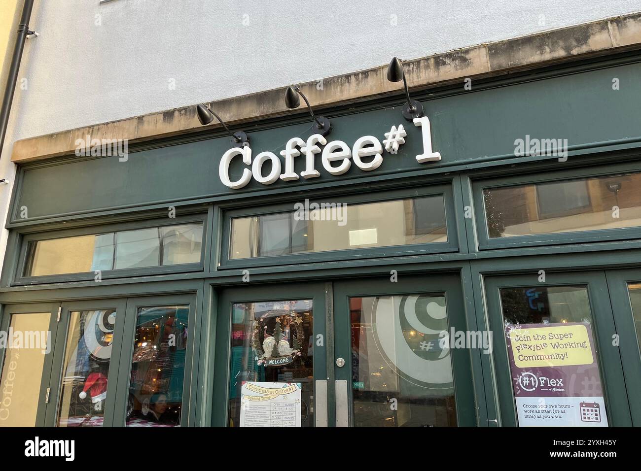 Caffè n. 1 sulla passeggiata di Santa Caterina. Carmarthen, Galles, Regno Unito. 11 dicembre 2024. - Immagine stock catturata con smartphone