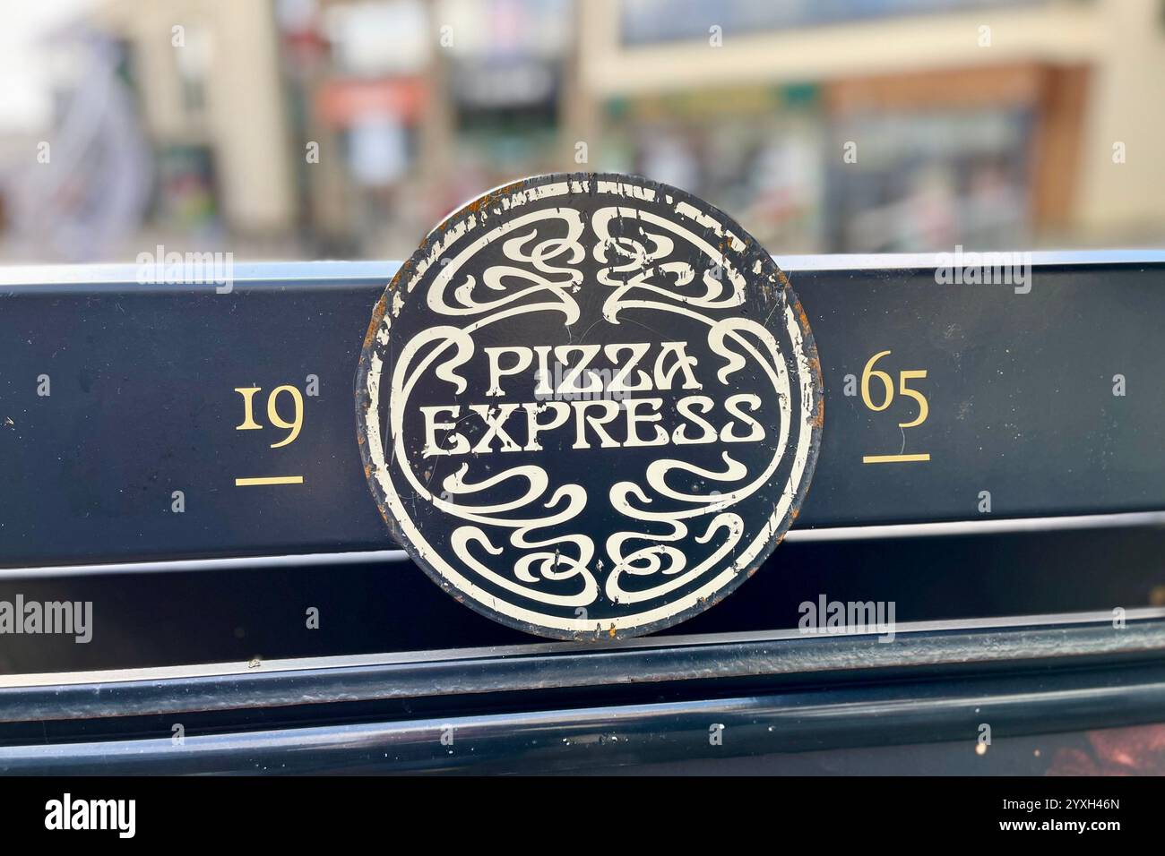 Cartello PizzaExpress sulla passeggiata di Santa Caterina. Carmarthen, Galles, Regno Unito. 11 dicembre 2024. - Immagine stock catturata con smartphone