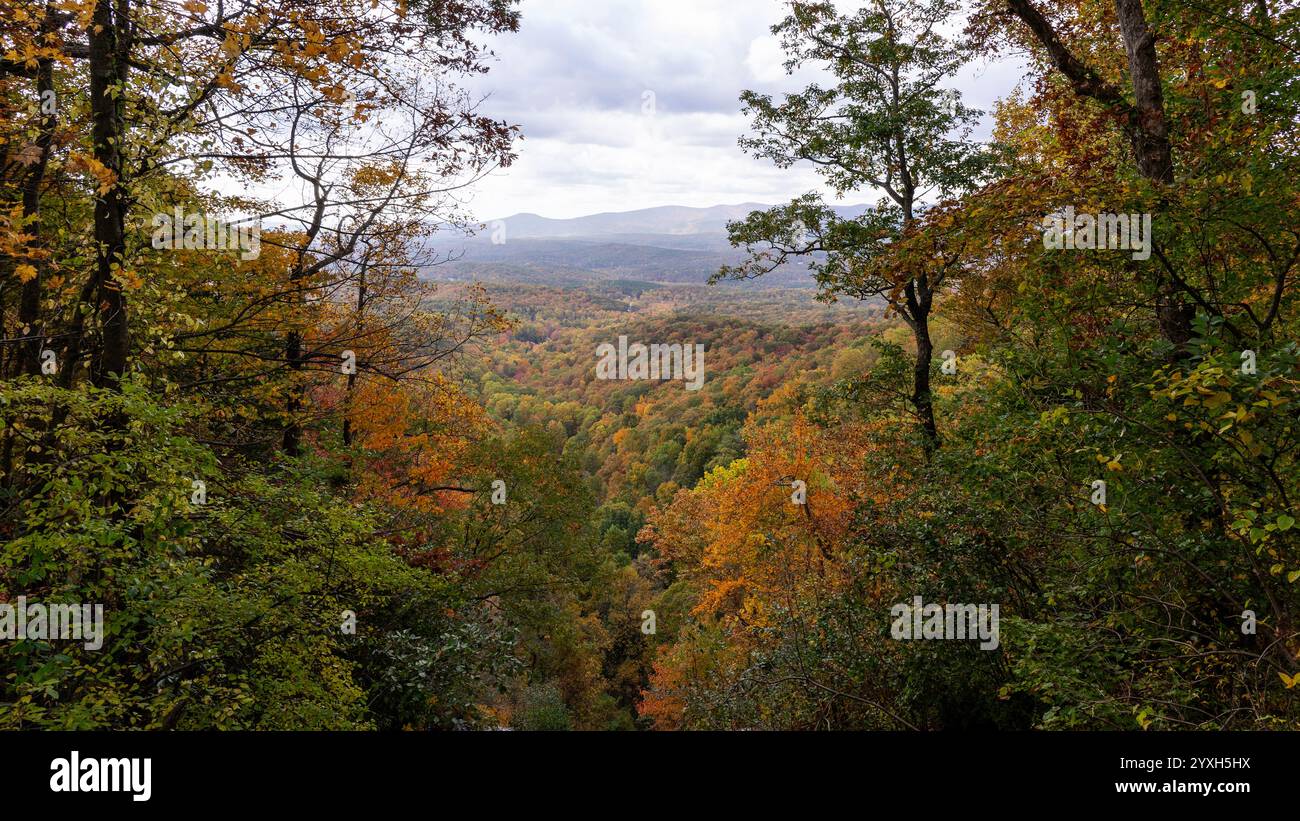 Una vista dei monti Appalachi meridionali nel fogliame di picco incorniciato da alberi autunnali. Fotografato dalla cima delle cascate di Amicalola Falls Stat Foto Stock