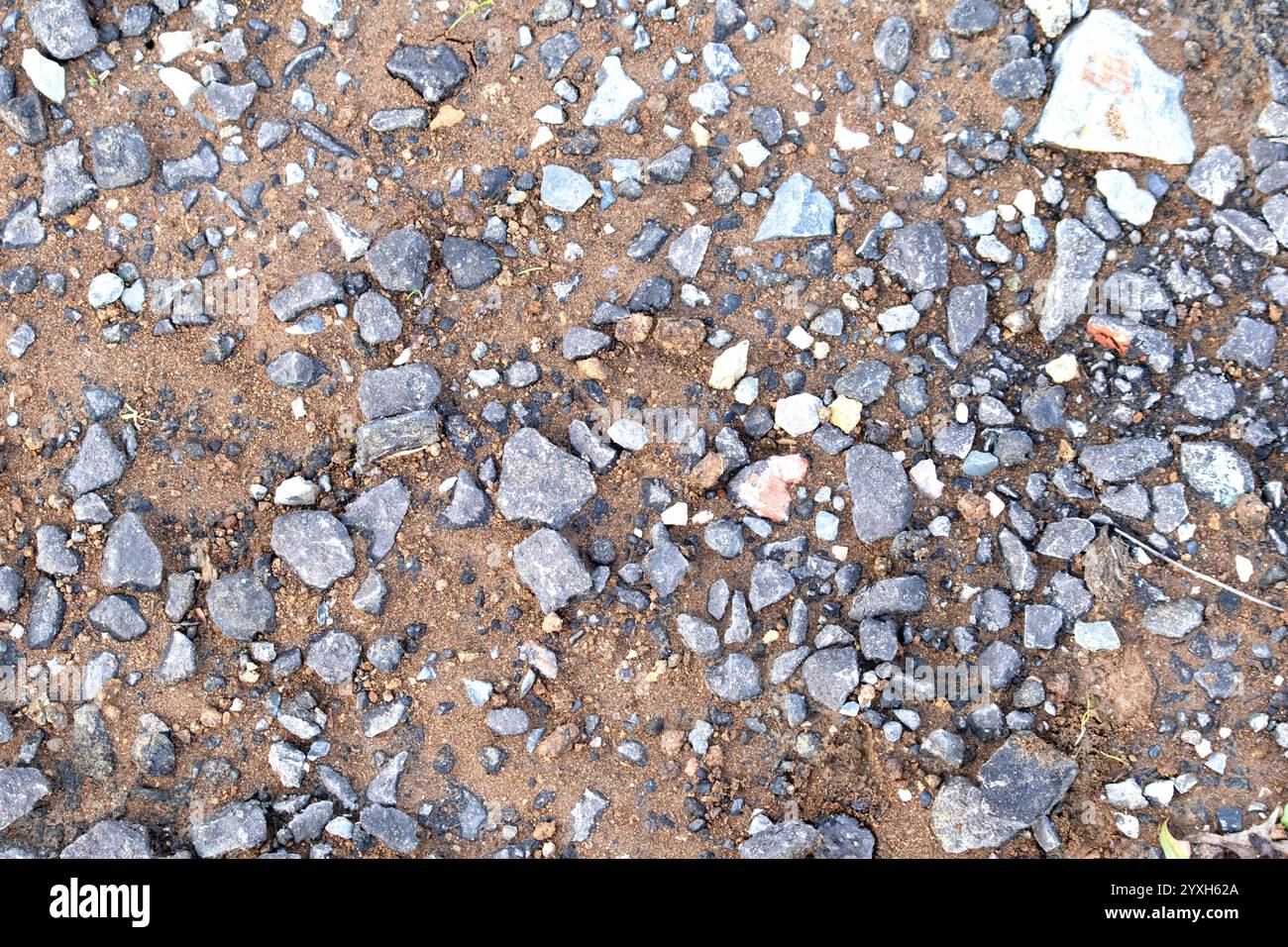 Vecchio pavimento in pietra e sfondo. Primo piano del concetto di texture della superficie esterna naturale. Vista dall'alto, sopra. Foto orizzontale. Nessuno. Foto Stock