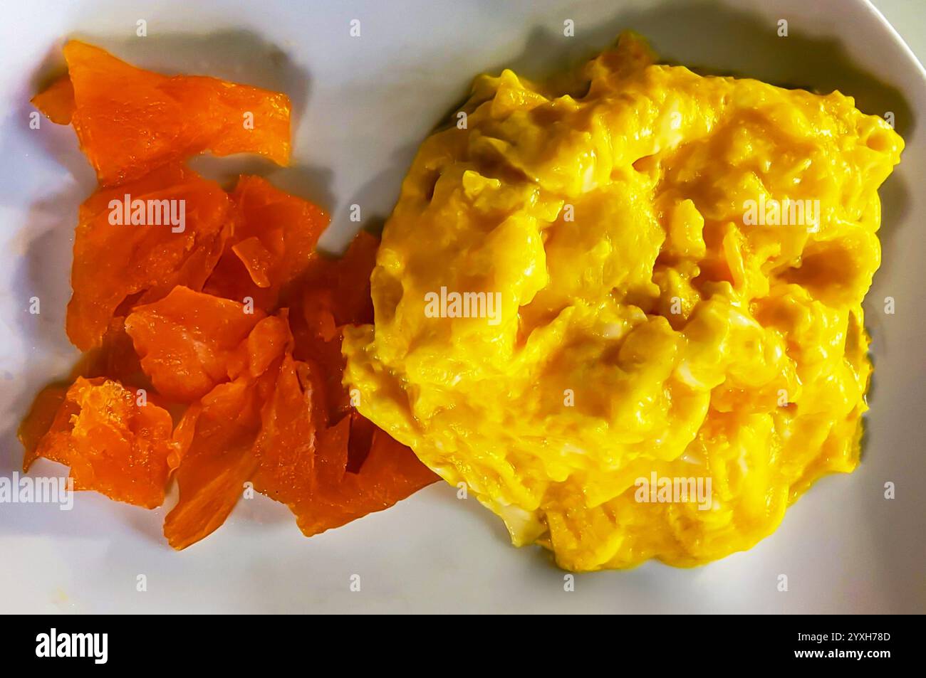 Salmone affumicato e uova strapazzate Foto Stock