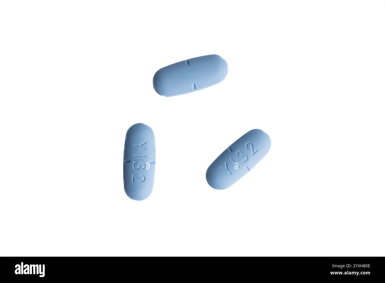 Rovine di Aguadilla in stile contemporaneo vicino al mare a Puerto Rico, con vista sulla spiaggia, il paesaggio dell'oceano e un cane sulla riva Foto Stock