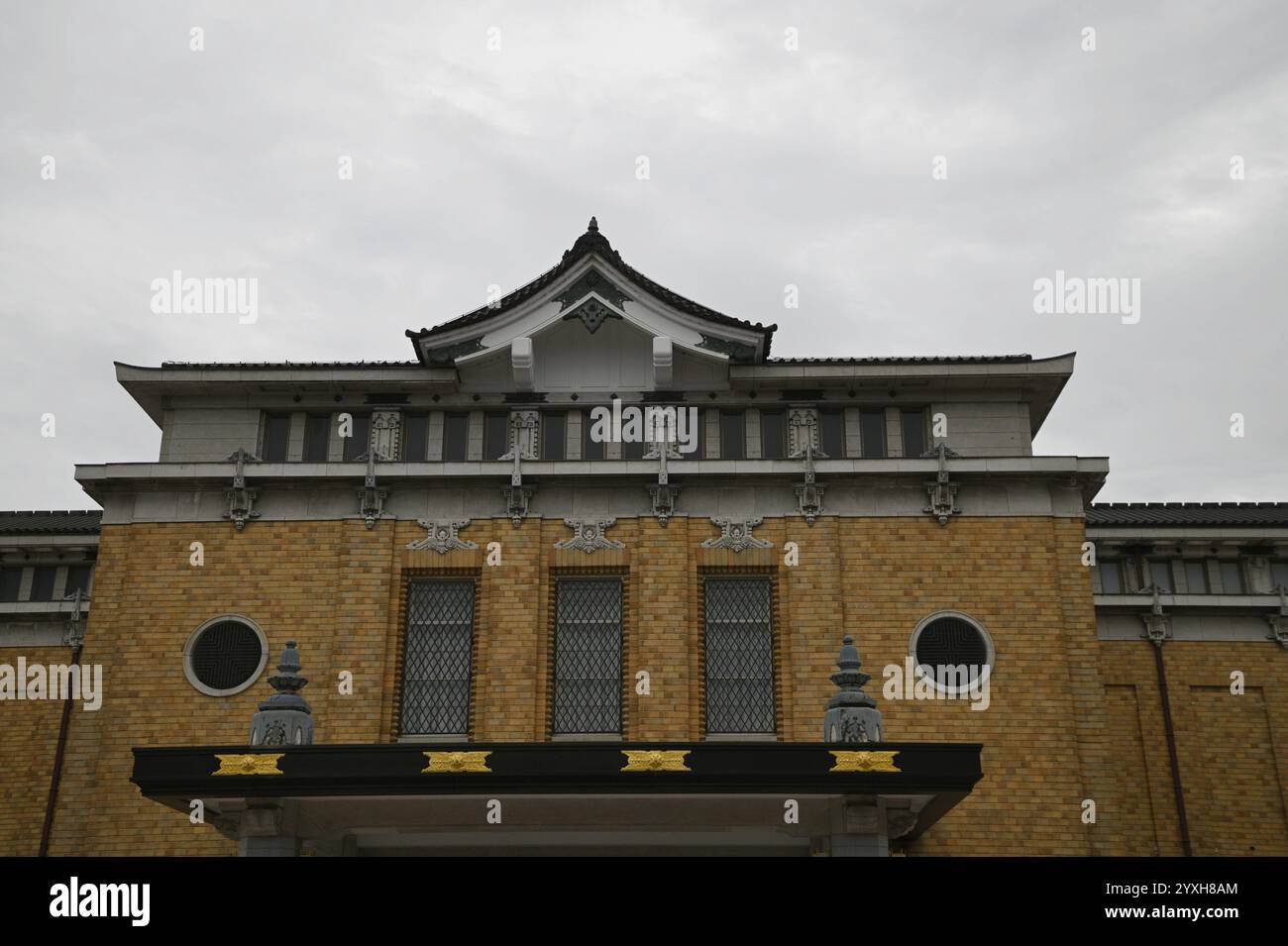 Paesaggio con vista panoramica della facciata del Museo d'Arte KYOCERA della città di Kyoto nel Parco Okazaki a Sakyō-ku Kyoto, Giappone. Foto Stock