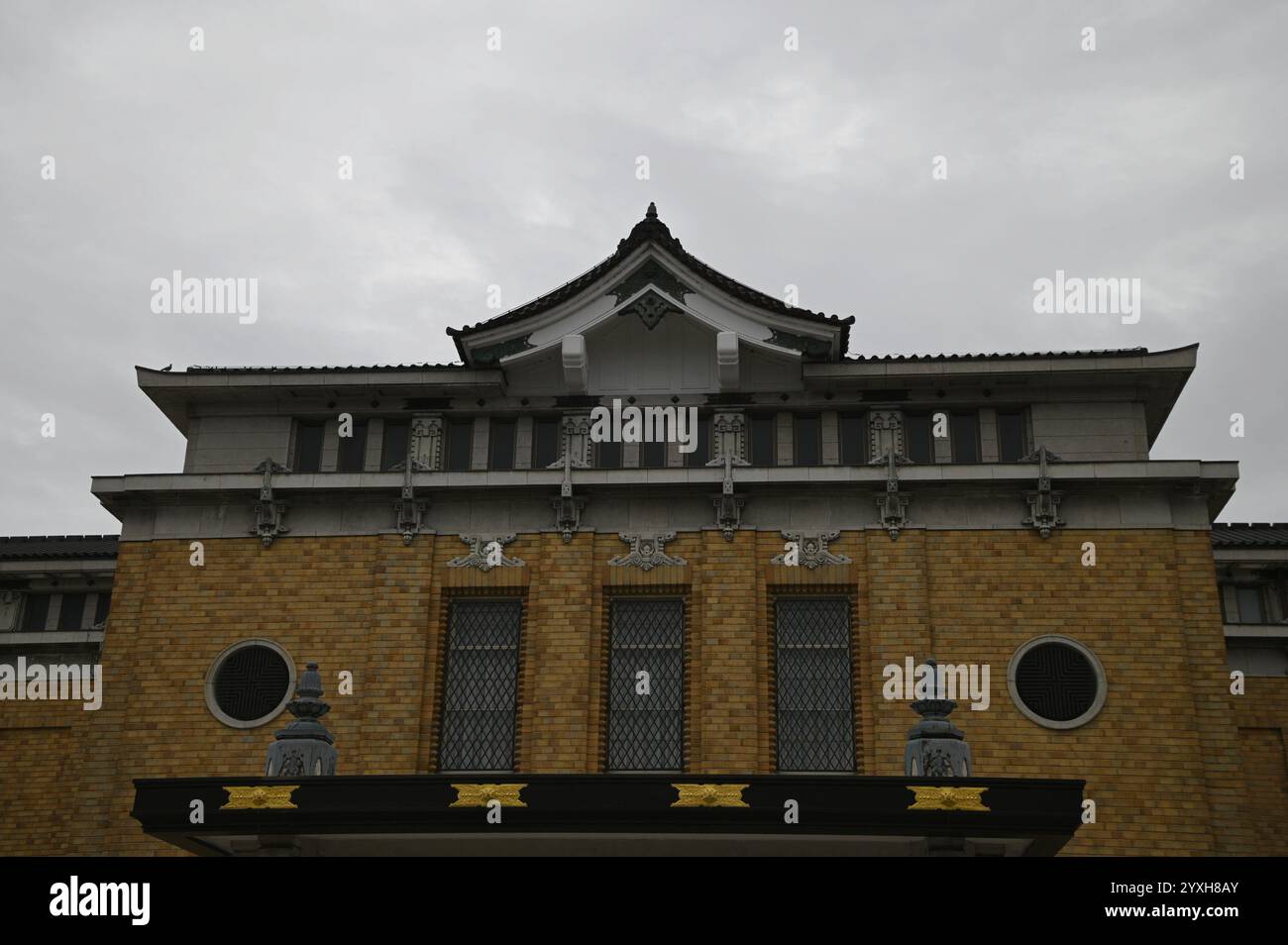 Paesaggio con vista panoramica della facciata del Museo d'Arte KYOCERA della città di Kyoto nel Parco Okazaki a Sakyō-ku Kyoto, Giappone. Foto Stock
