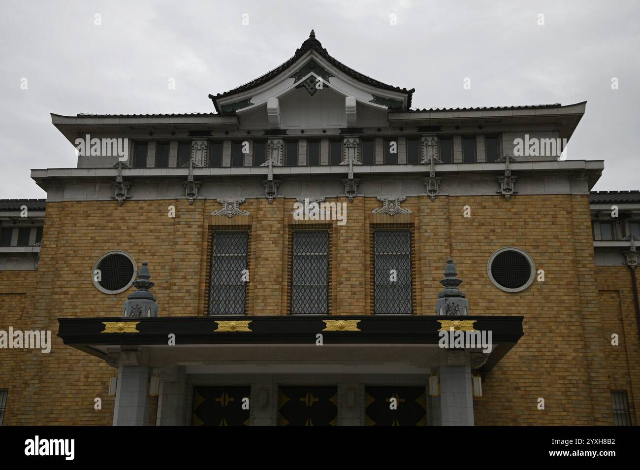 Paesaggio con vista panoramica della facciata del Museo d'Arte KYOCERA della città di Kyoto nel Parco Okazaki a Sakyō-ku Kyoto, Giappone. Foto Stock