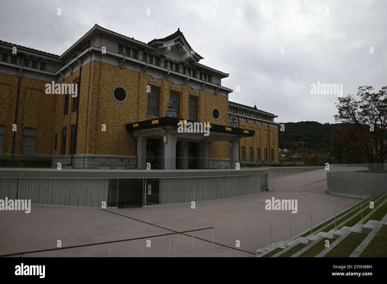 Paesaggio con vista panoramica della facciata del Museo d'Arte KYOCERA della città di Kyoto nel Parco Okazaki a Sakyō-ku Kyoto, Giappone. Foto Stock