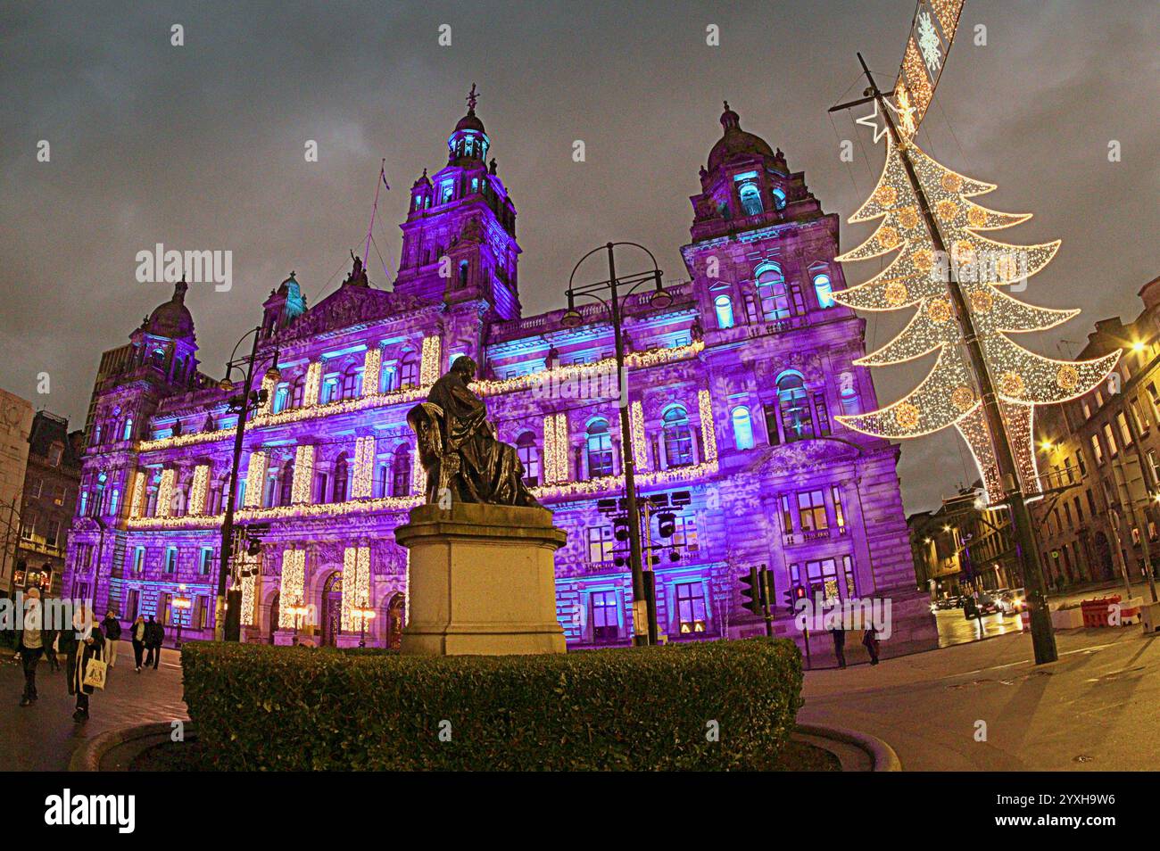 Glasgow, Scozia, Regno Unito. 16 dicembre 2024. Luci di Natale mentre gli amanti dello shopping vedevano le luci del mercato e le decorazioni dei negozi sul miglio di stile e la capitale dello shopping della scozia. Credit Gerard Ferry/Alamy Live News Foto Stock
