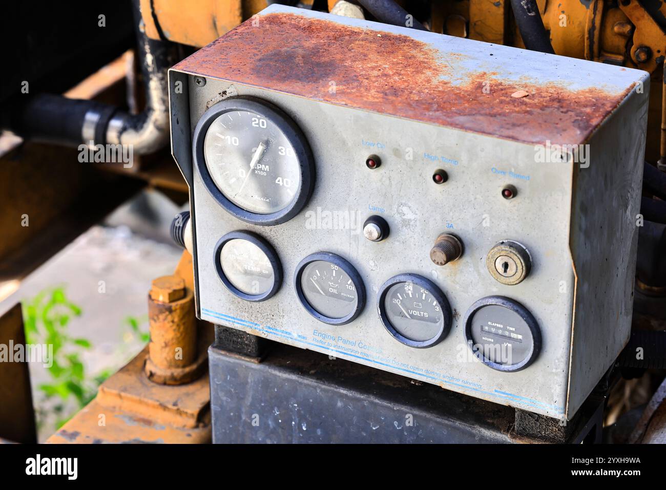 Cruscotto di controllo del vecchio motore, scatola del pannello di controllo del motore e indicatore di pressione del gruppo di pompaggio dell'acqua. Foto Stock