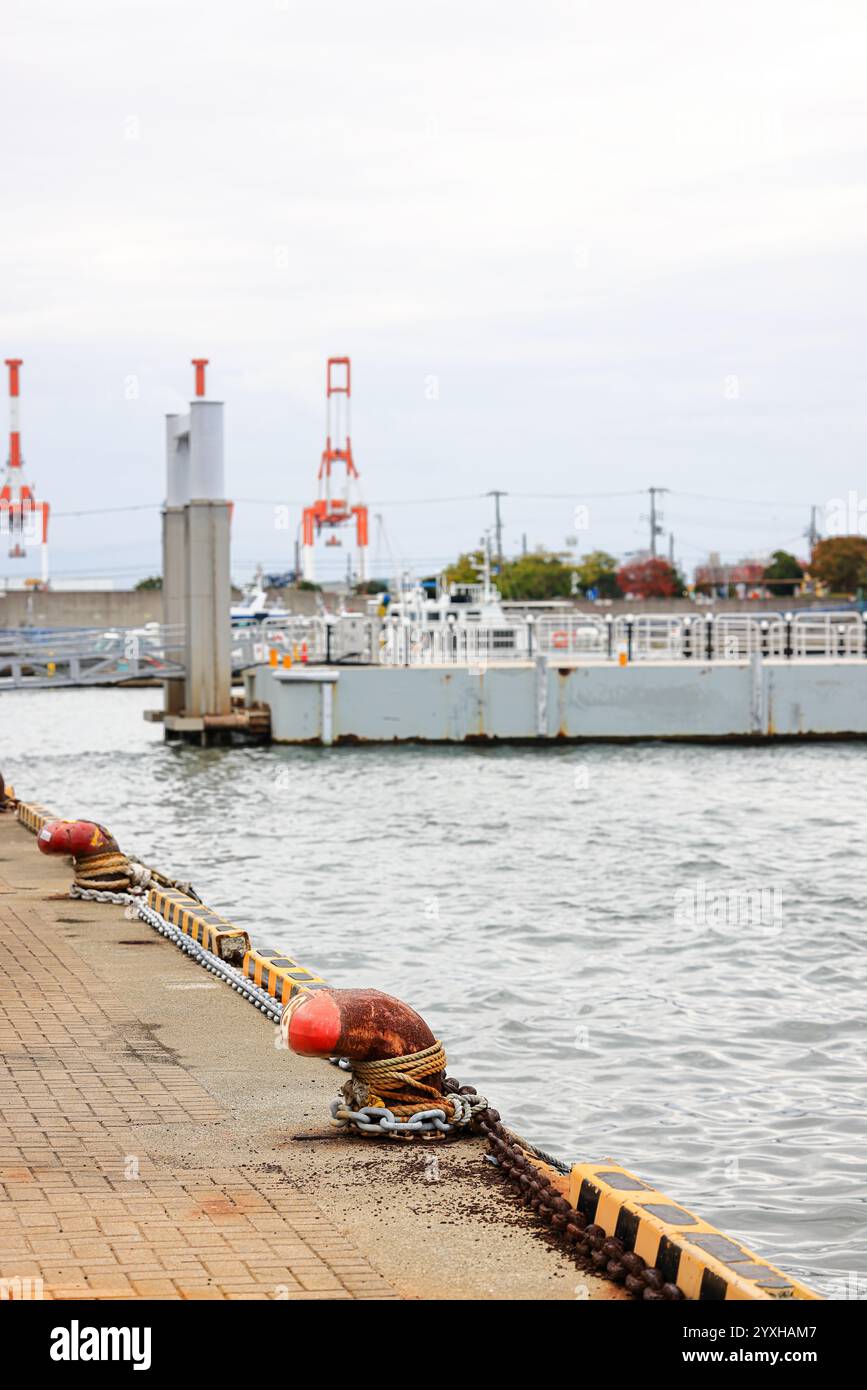 Ruggine dei metalli. Corrosione del metallo. Ruggine e corrosione nella saldatura. Ruggine corrosiva sul vecchio ferro, ruggine grunge, dissuasore arrugginito sul molo. Foto Stock