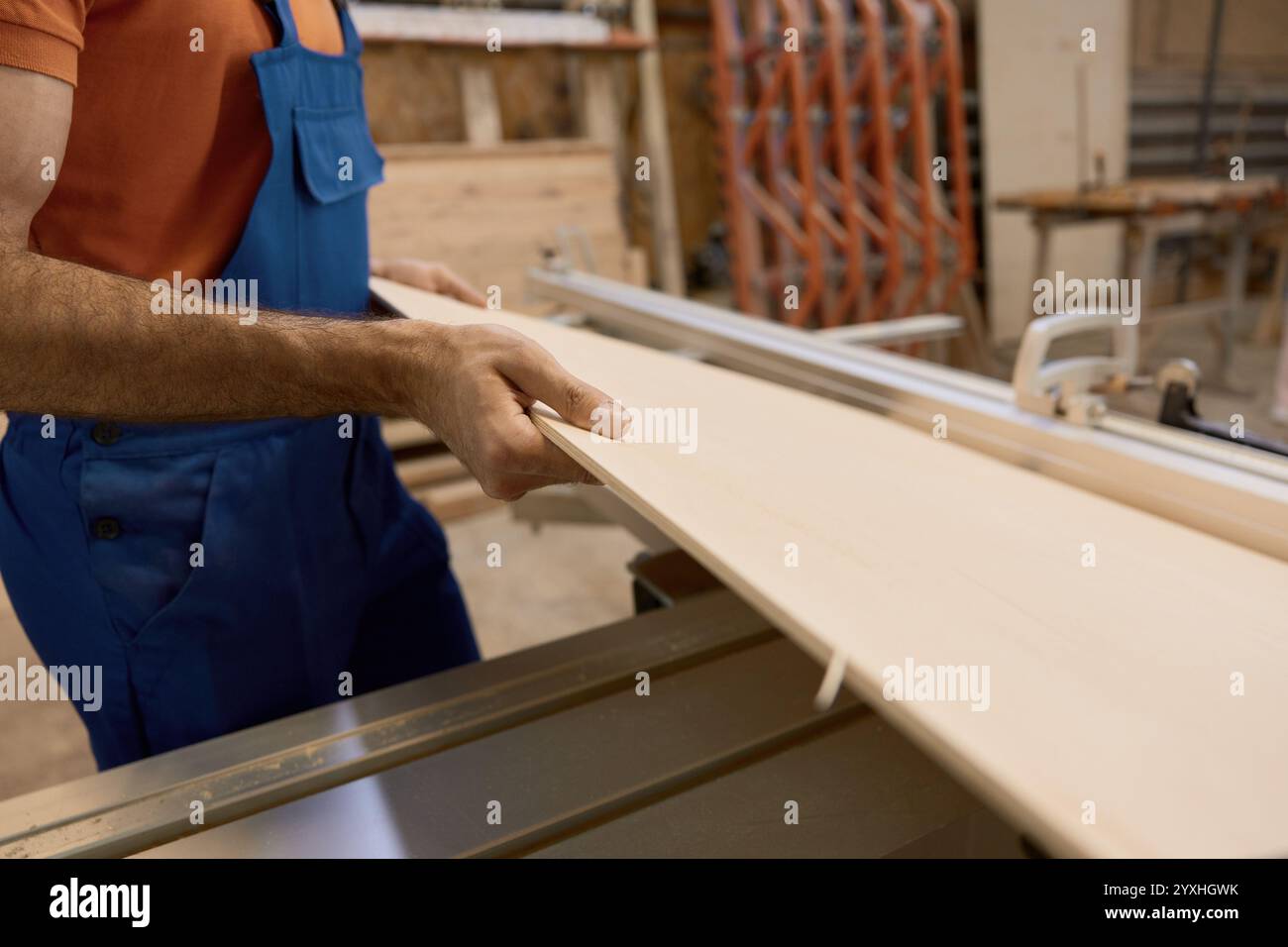 Prodotto di un artigiano che taglia legname su pezzi che lavorano su una piattaforma di taglio circolare Foto Stock