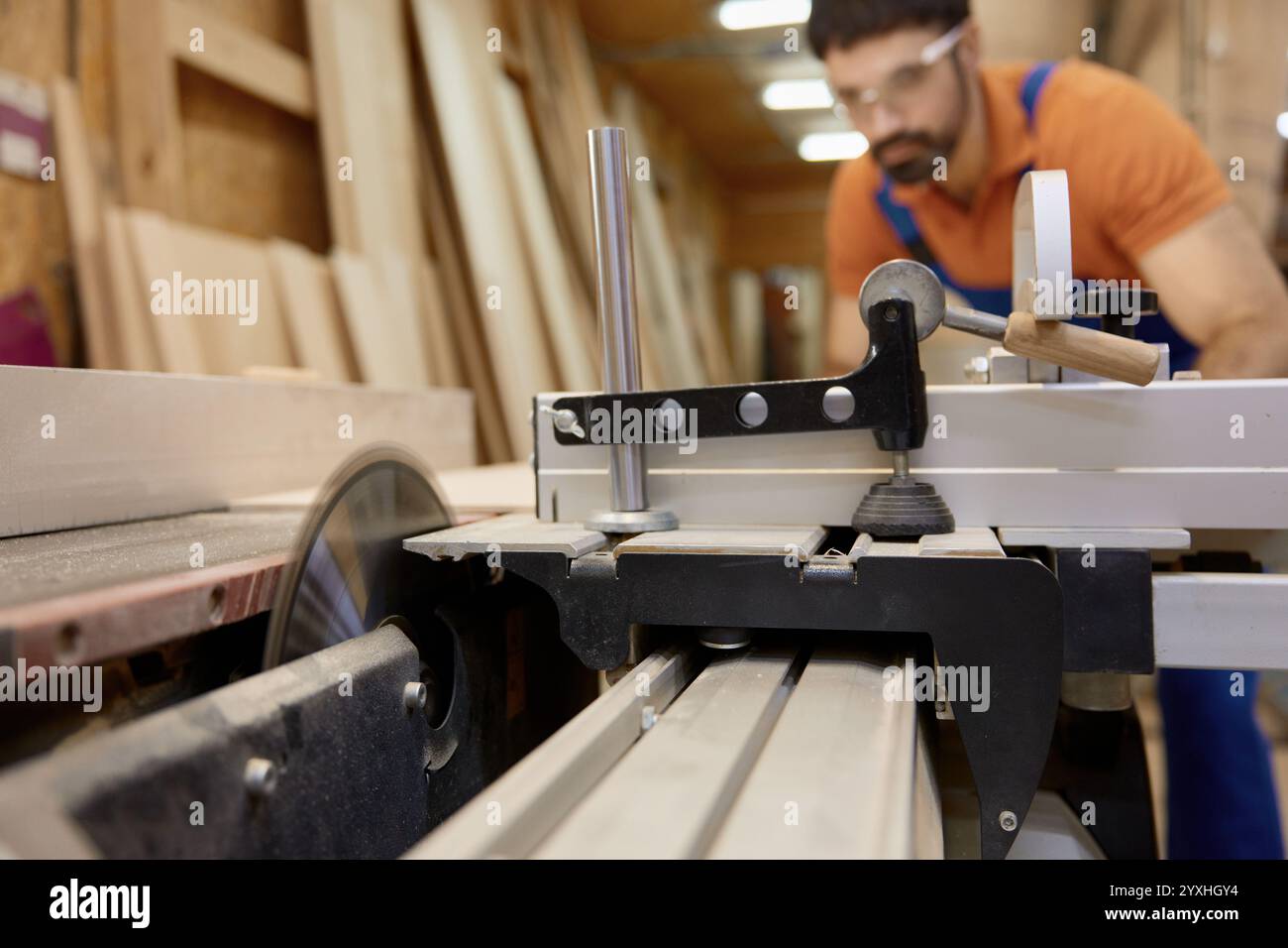 Uomo falegname che utilizza falegname per la lavorazione finale di tavole di legno Foto Stock