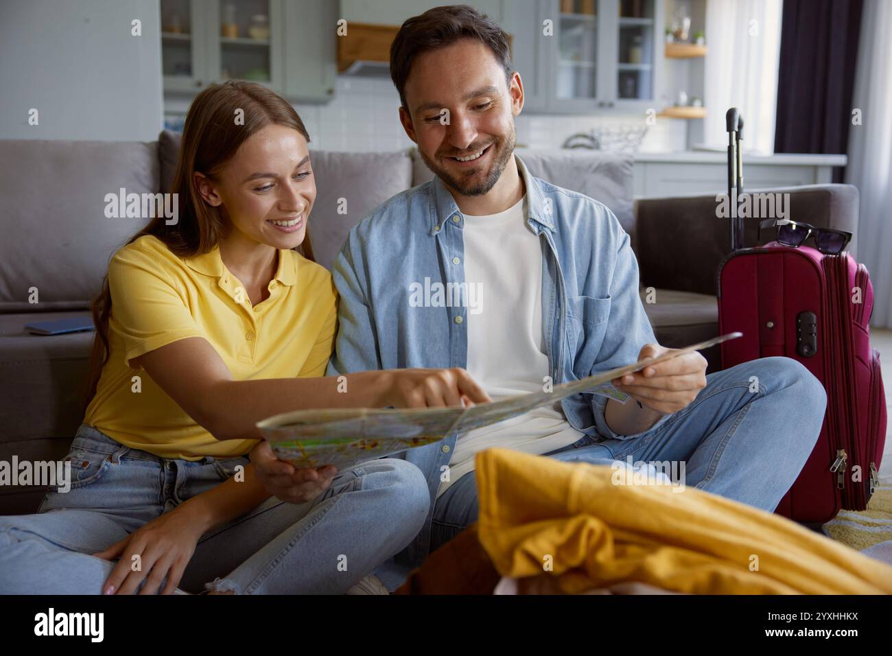 Coppia felice leggendo carta cartina pianificazione vacanza di viaggio Foto Stock