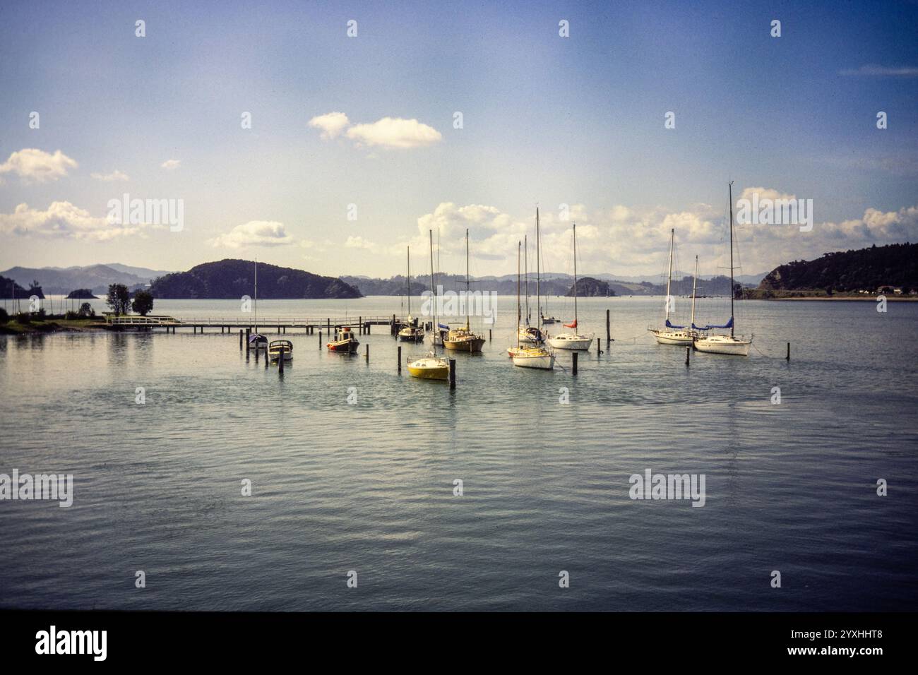 Fotografia d'epoca delle barche ormeggiate in un mare calmo Foto Stock