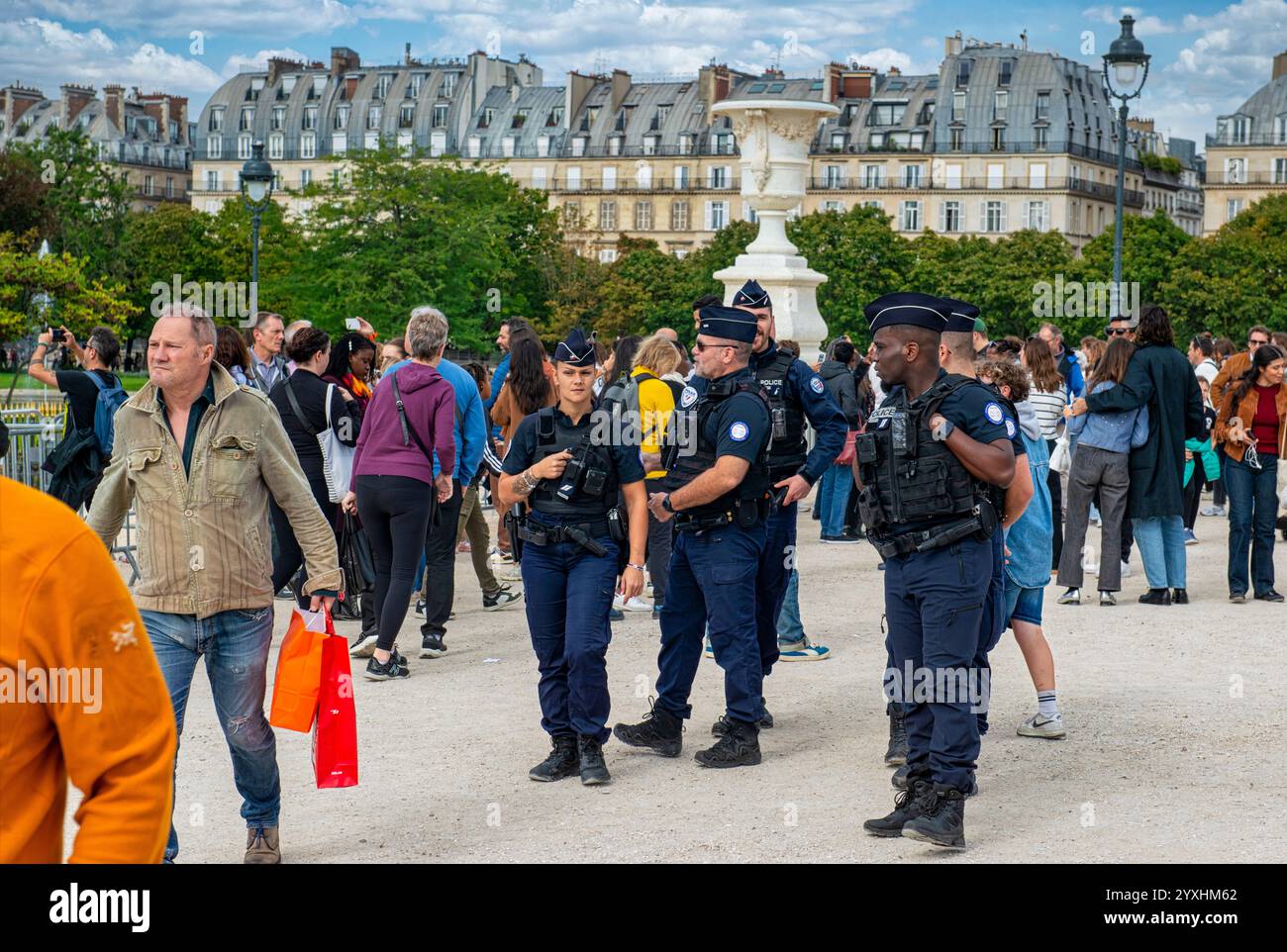 Gli agenti di polizia francesi si mescolano con le centinaia di turisti al Louvre di Parigi, in Francia Foto Stock