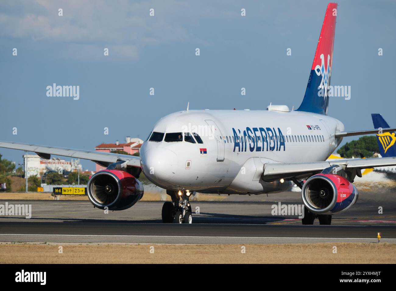 AirSERBIA Airbus A319-132 atterra all'aeroporto Humberto Delgado di Lisbona Foto Stock