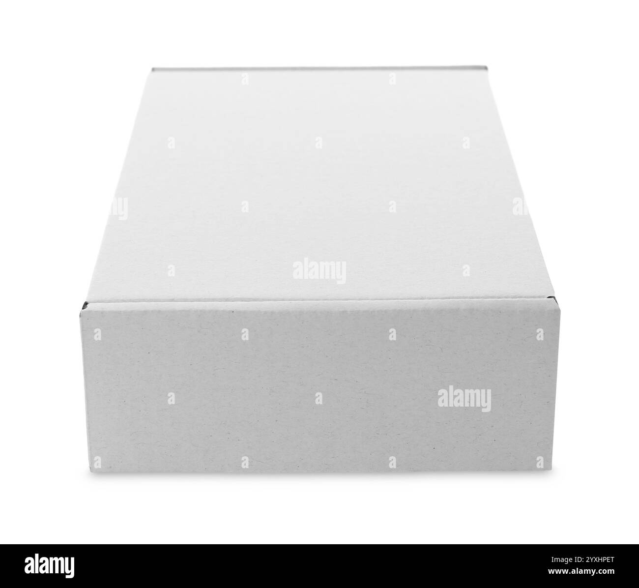 Una scatola di cartone chiusa isolata su bianco. Mockup per il design Foto Stock