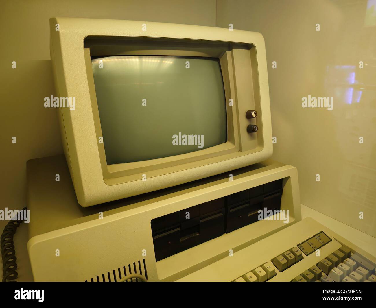 Computer retrò d'epoca con un piccolo monitor CRT e lettore di unità floppy disk, primo piano di un vecchio PC obsoleto, classiche 1980 apparecchiature per PC anni '80, computer Foto Stock