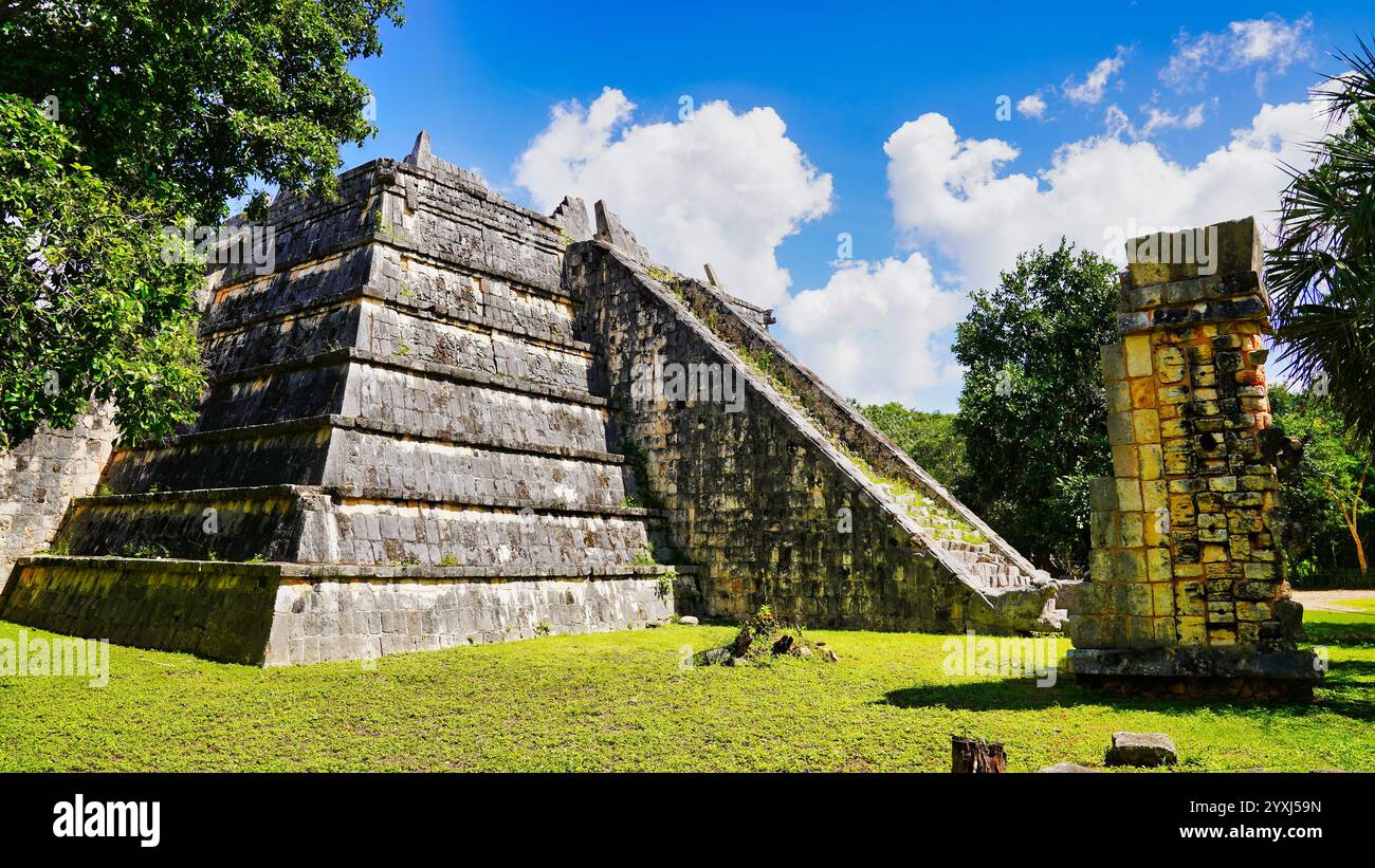 La piramide con la stanza dell'Ossario, una piccola torre per conservare le reliquie morte nel complesso del tempio di Chichen Itza, Messico Foto Stock