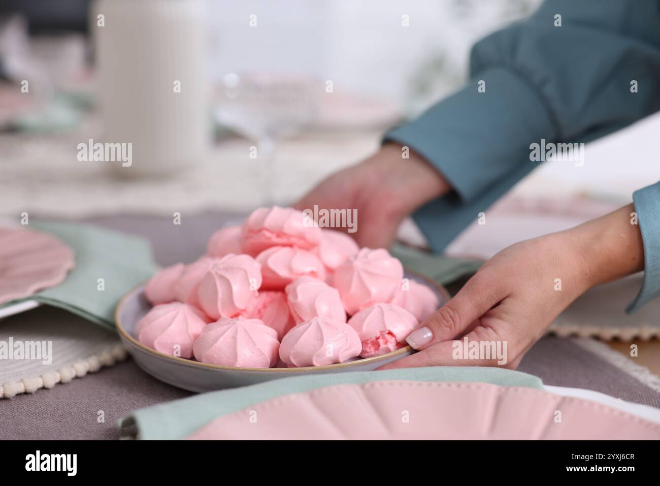 Donna che prepara la cena a casa, primo piano Foto Stock