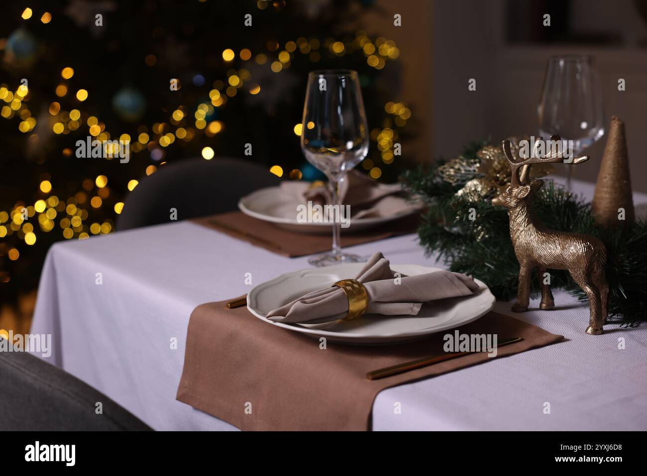 Tavoli per feste con stoviglie, bicchieri e decorazioni interne Foto Stock