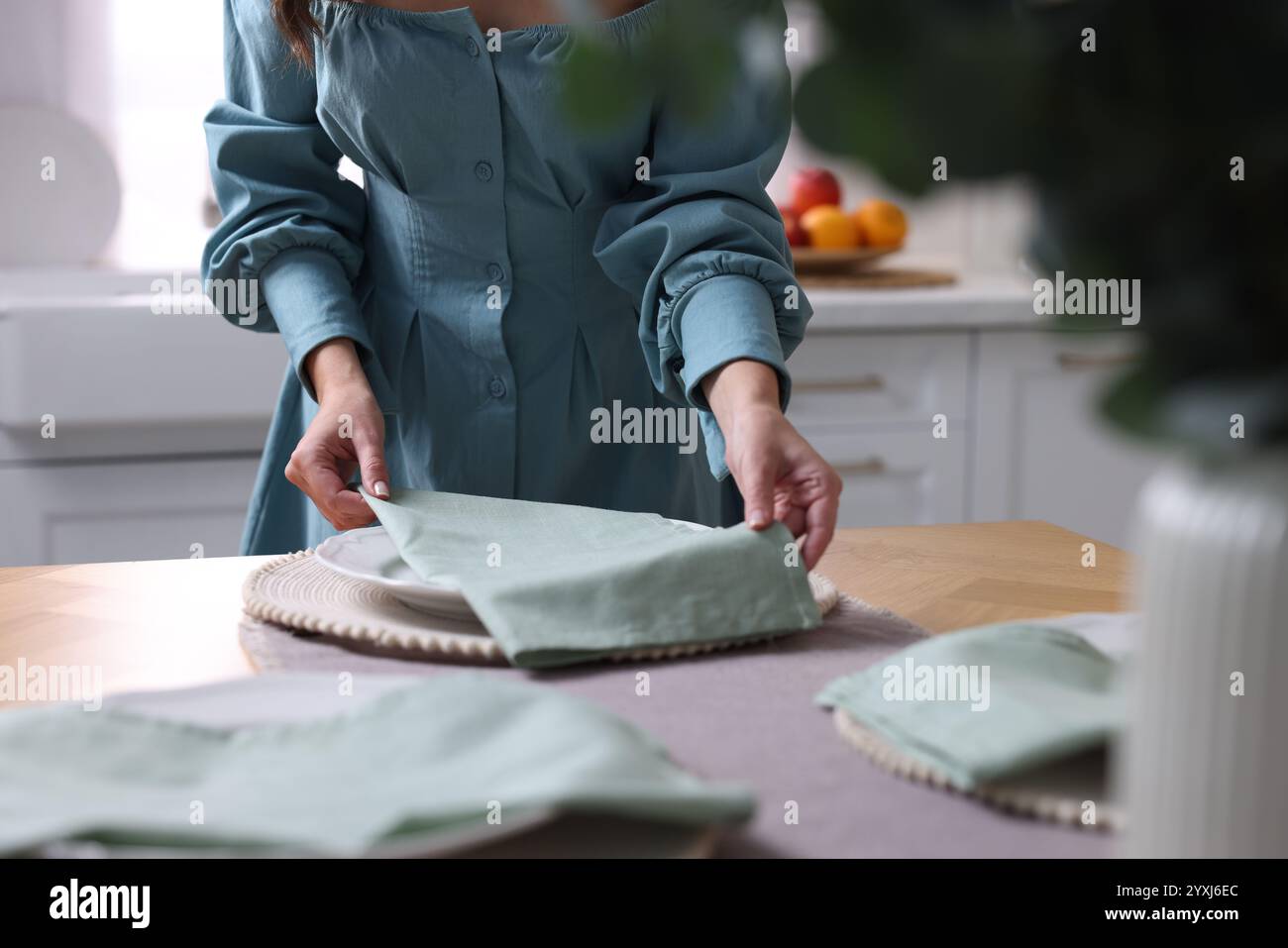 Donna che prepara la cena a casa, primo piano Foto Stock