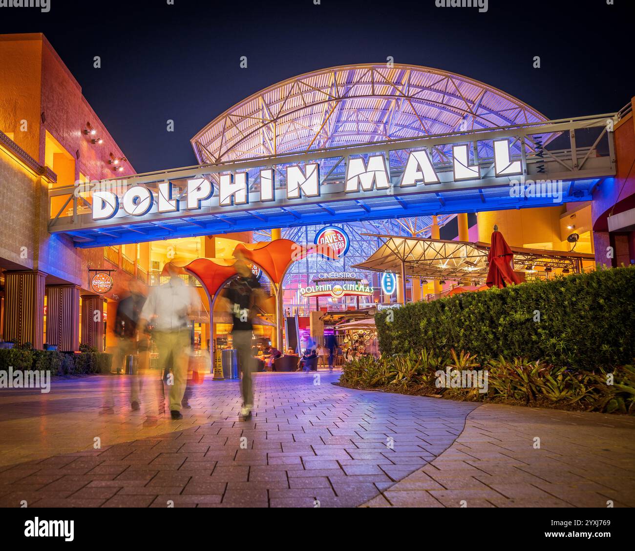 Dolphin Mall è un centro commerciale outlet a prezzi scontati a Miami, Florida, Stati Uniti. Inaugurato nel 2001, è costituito da oltre 1.400.000 metri quadrati di negozi Foto Stock