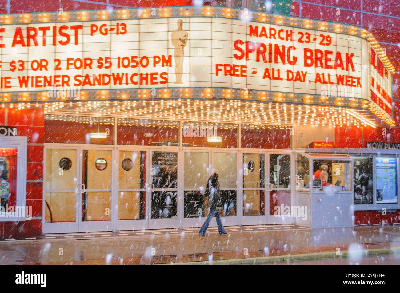 Tenda cinematografica illuminata nelle giornate nevose, Traverse City, Michigan, Stati Uniti Foto Stock