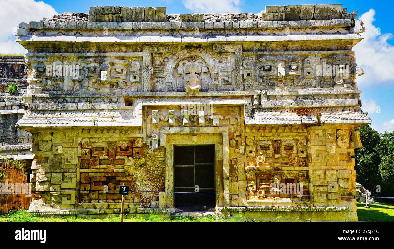 Vista della Chiesa o Iglesias, nome improprio di un tempio maya con teste di figure Chac sull'architrave nel complesso Nunnery a Chichen Itza, Messico Foto Stock