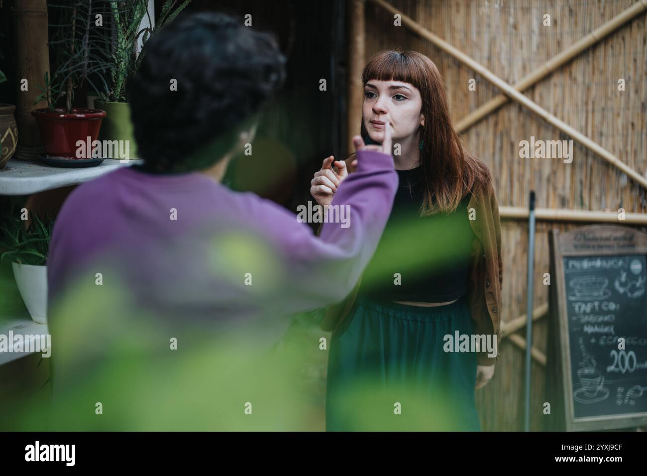 Due persone hanno una discussione ponderata in un accogliente bar Foto Stock