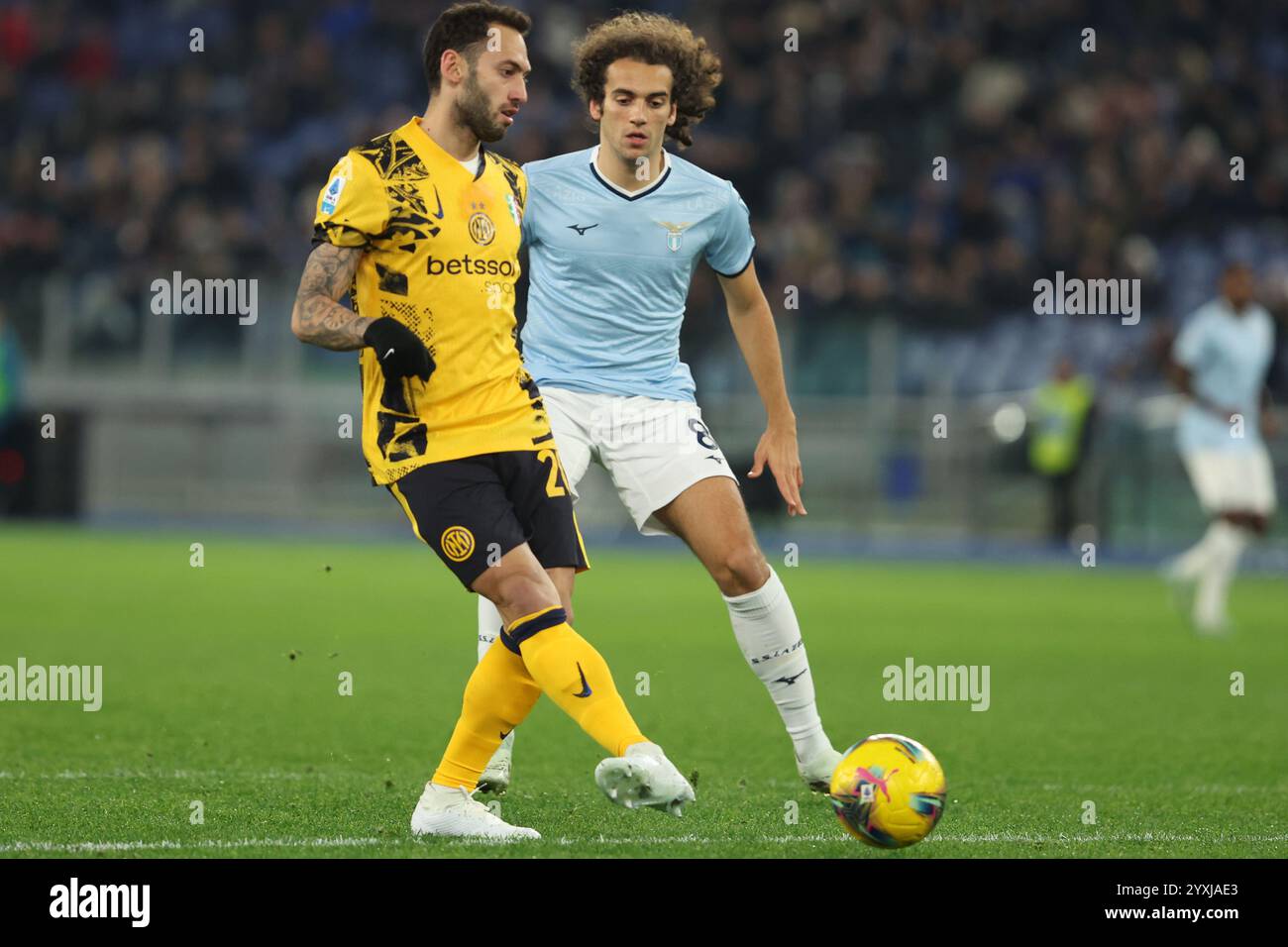 Roma, Italia 16.12.2024: Hakan Calhanoglu dell'Inter, Matteo Guendouzi della Lazio durante il campionato italiano di calcio di serie A Enilive 2024-2025 partite Foto Stock