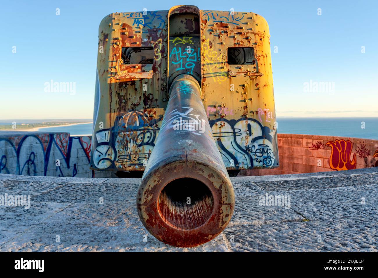 Cannone da guerra in disuso e abbandonato appartenente alla vecchia caserma della settima batteria di Setuba Foto Stock