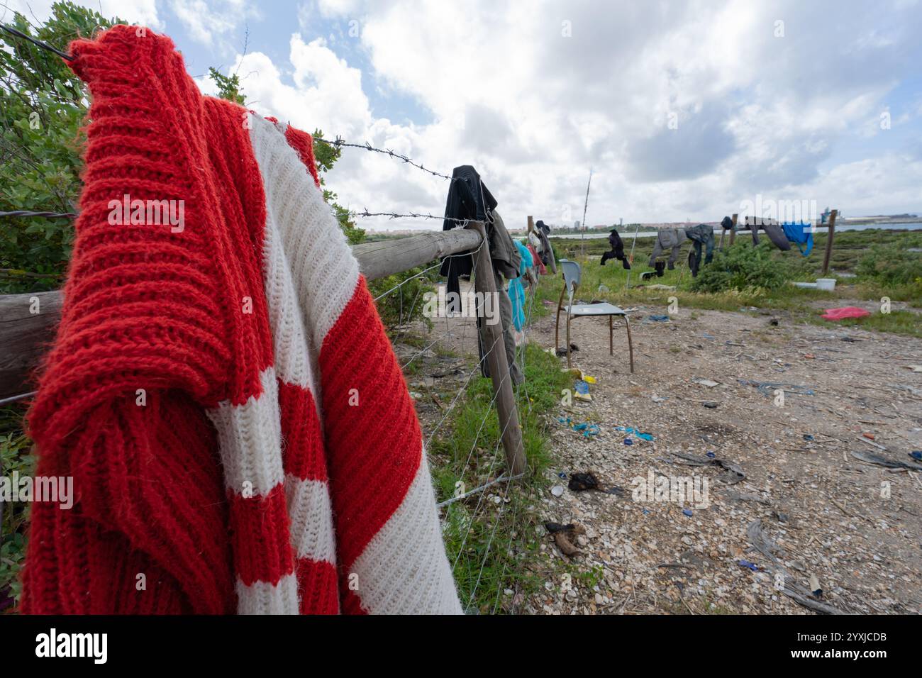 Abbigliamento esteso per radunatori di molluschi in un'area di spiaggia nell'area metropolitana di Lisbona Foto Stock